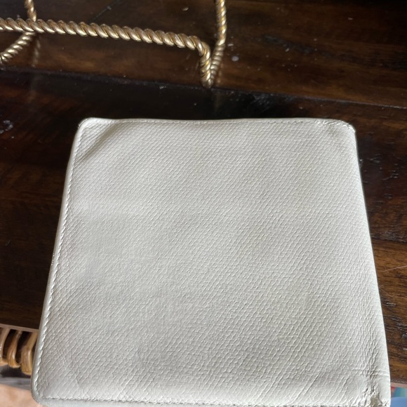 Vintage white Chanel bifold recently restored - Picture 7 of 9